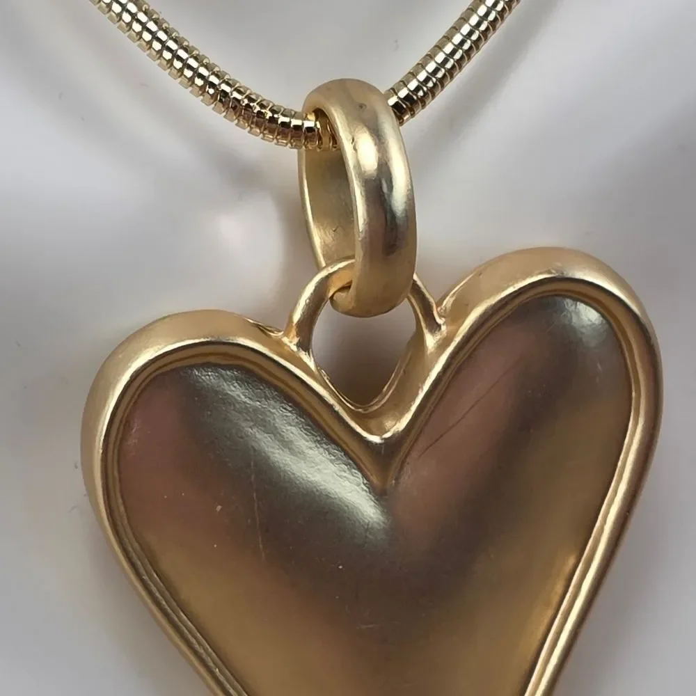 ☔️🔸️NIB Matte Gold Metal Heart Pendant Long Necklace